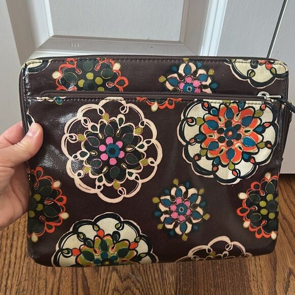 Fossil "Key-Per" iPad Holder Sleeve - Picture 3 of 6